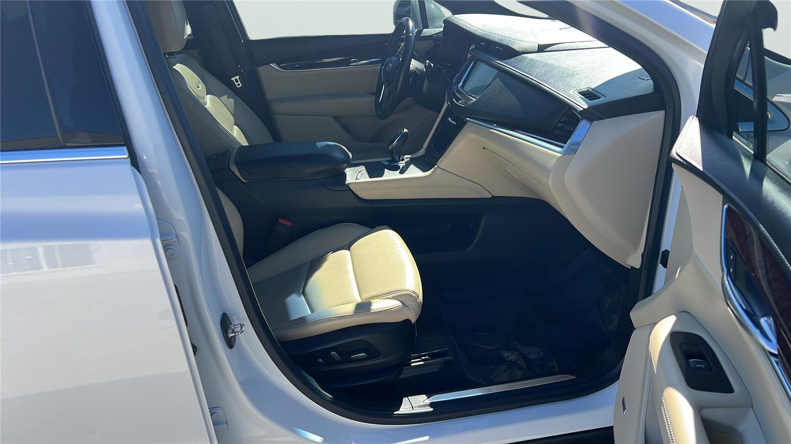 Used 2018 Cadillac XT5 Luxury w/ Driver Awareness Package image 13