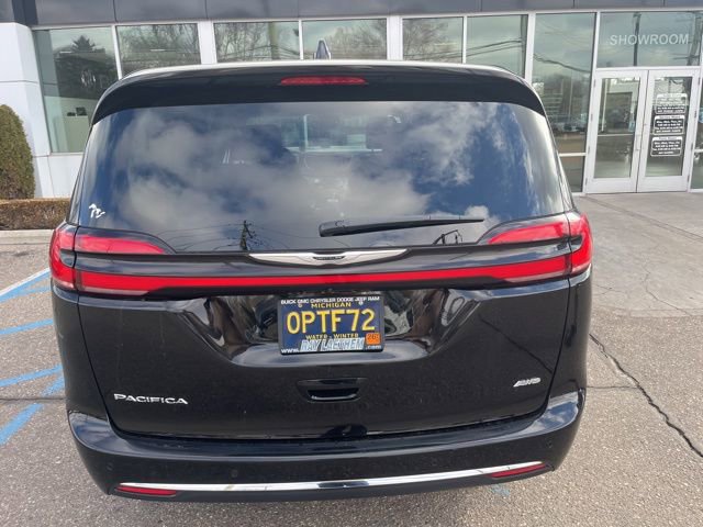 Used 2024 Chrysler Pacifica Touring-L w/ Uconnect Theater Family Group image 5