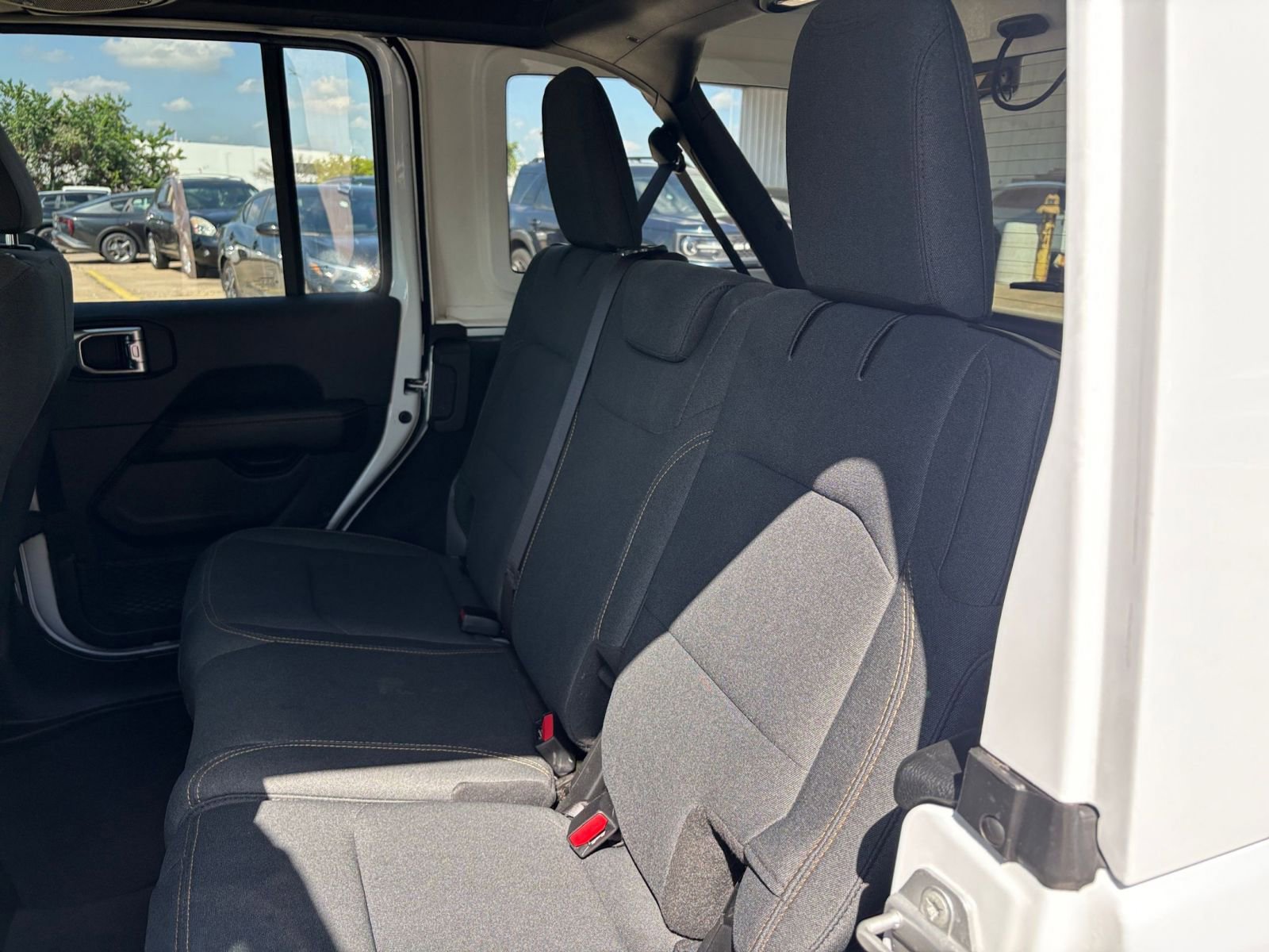 Used 2025 Jeep Wrangler Sahara image 37