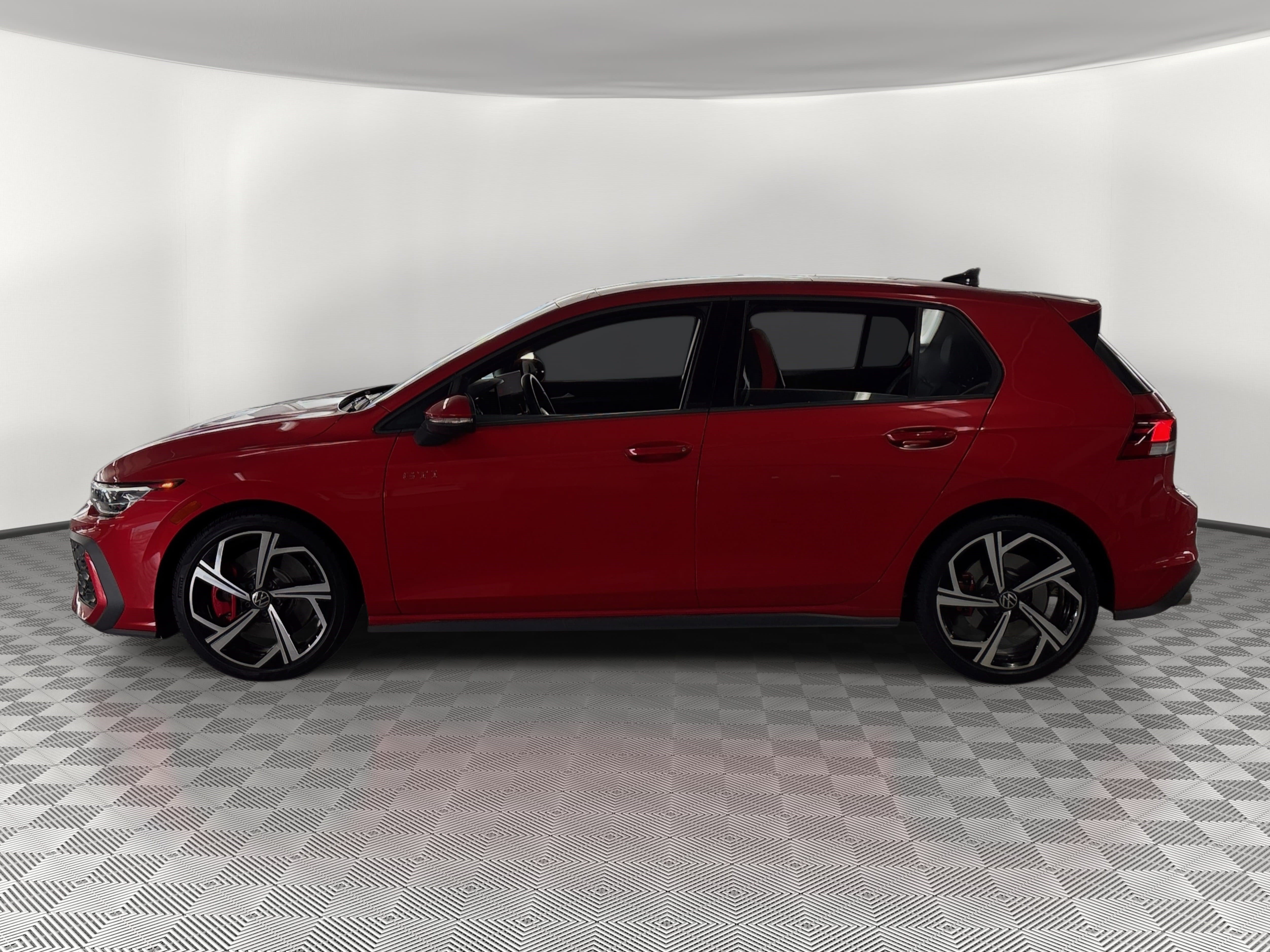 Used 2026 Volkswagen Golf SE FWD image 2