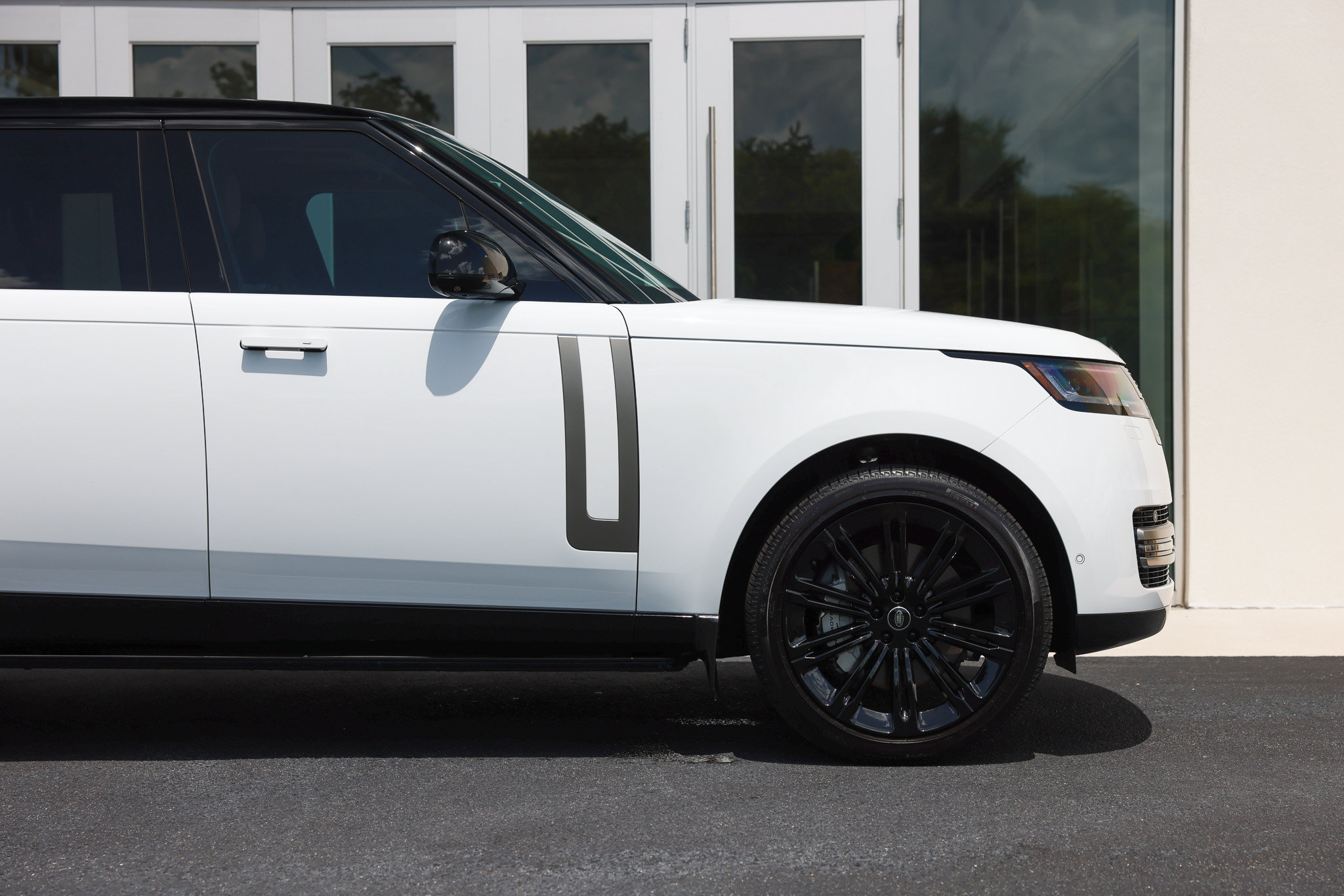 Used 2025 Land Rover Range Rover Long Wheelbase SE AWD/4WD image 18