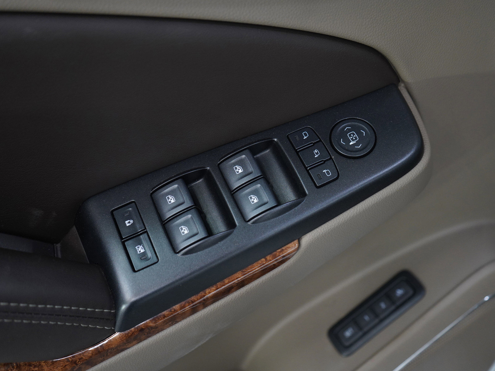Used 2018 Chevrolet Suburban Premier AWD/4WD image 25