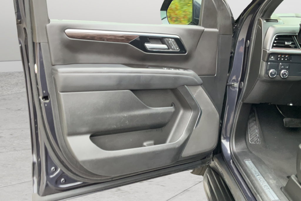 Certified 2025 Chevrolet Suburban LT RWD image 10