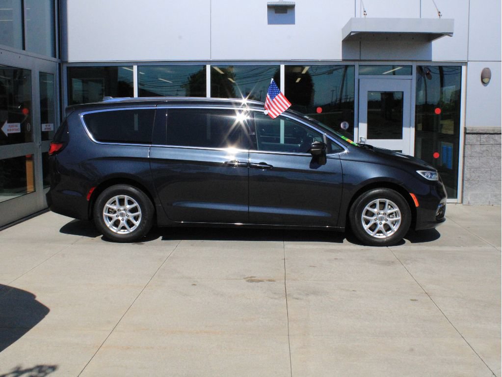 Certified 2021 Chrysler Pacifica Touring-L w/ Premium & Safety Sphere Group FWD image 4