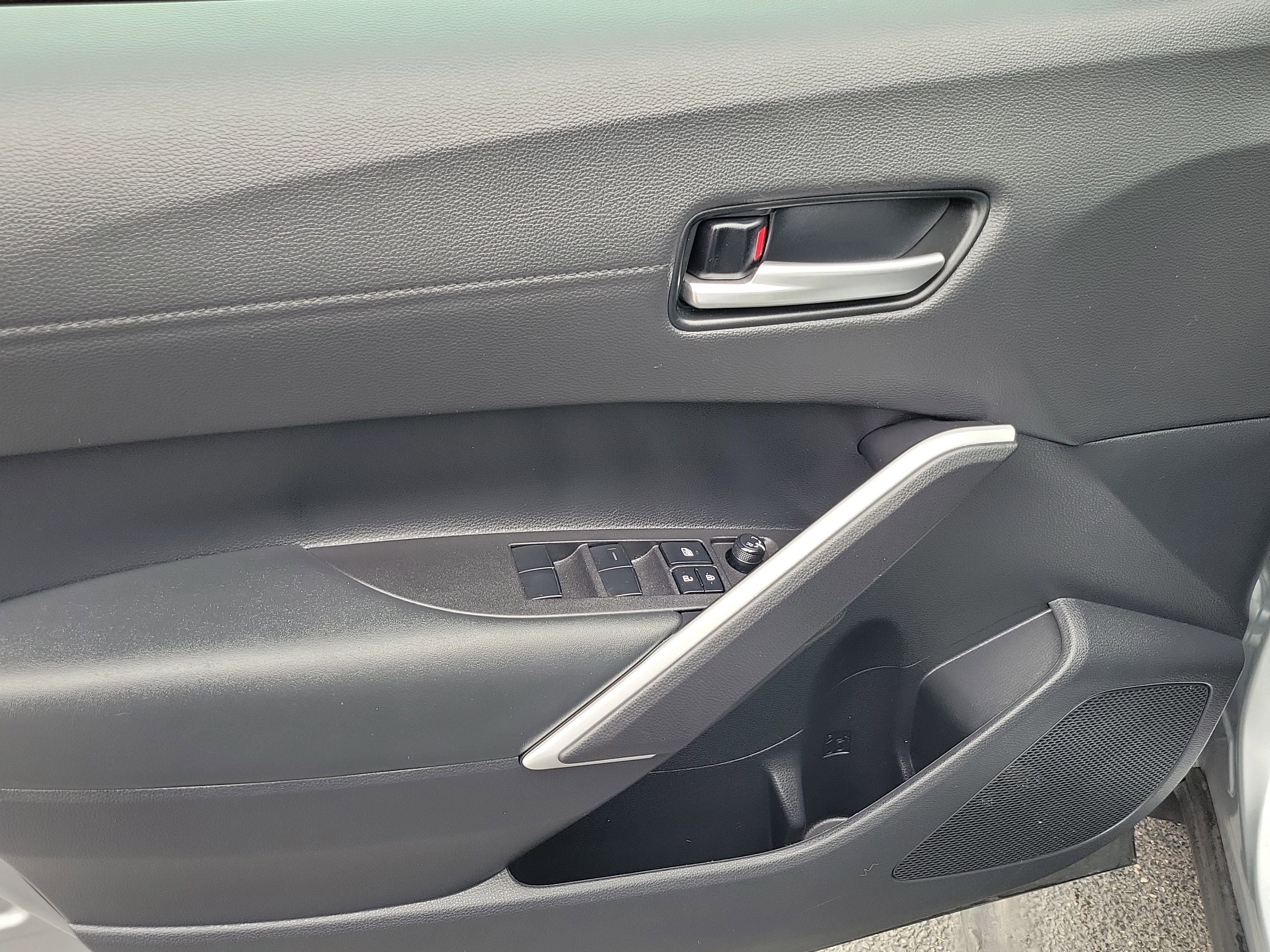 Used 2025 Toyota Corolla Cross AWD Hybrid w/ Convenience Package image 17