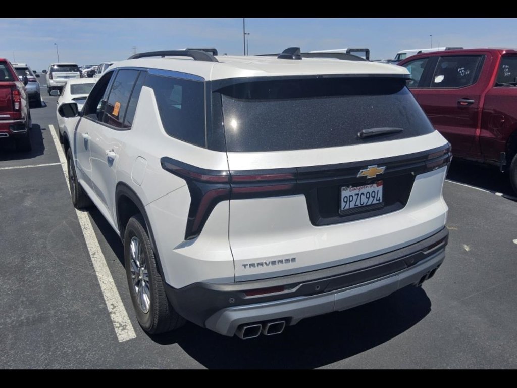 Used 2025 Chevrolet Traverse LT w/ Driver Confidence Package FWD image 3