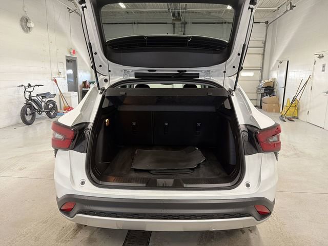 Certified 2025 Chevrolet Trax LT w/ LT Convenience Package FWD image 15