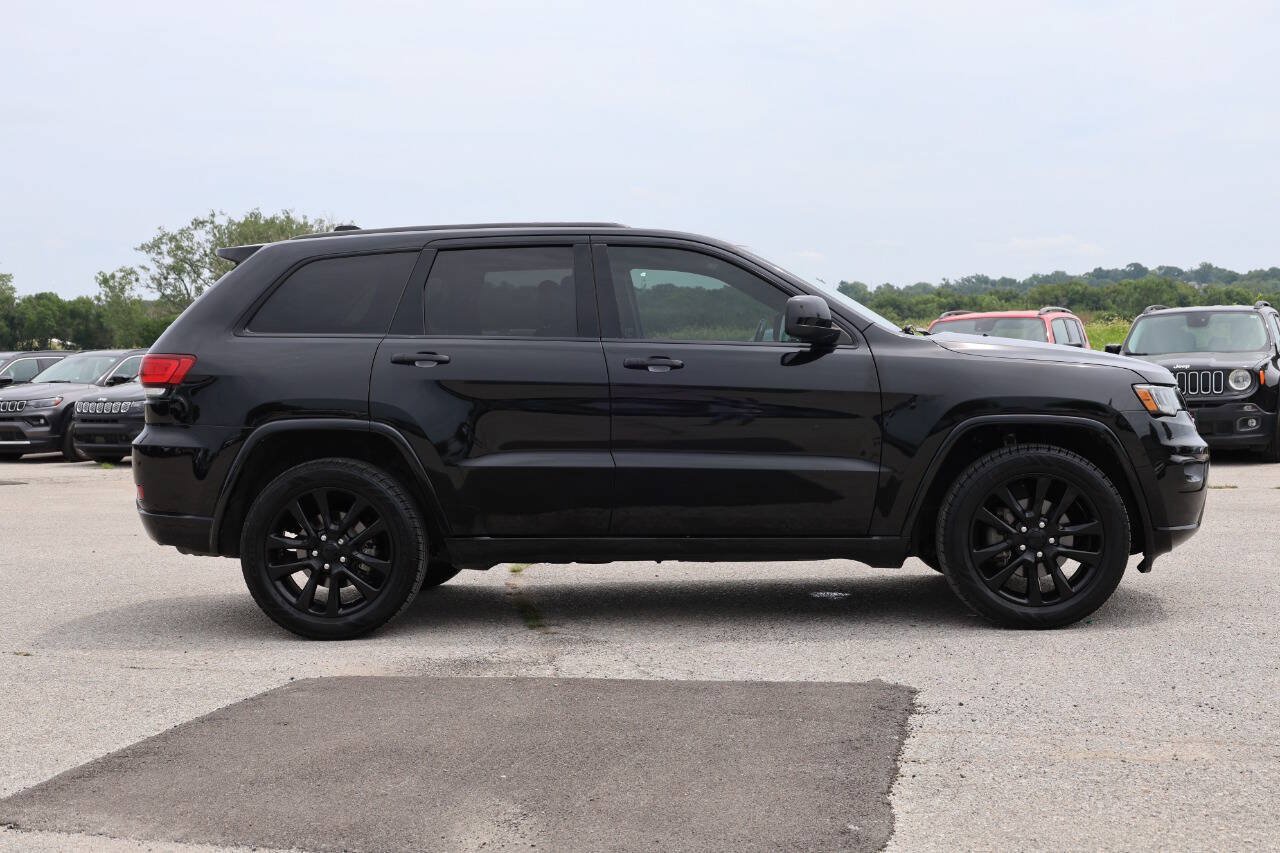 Used 2018 Jeep Grand Cherokee Altitude AWD/4WD image 7