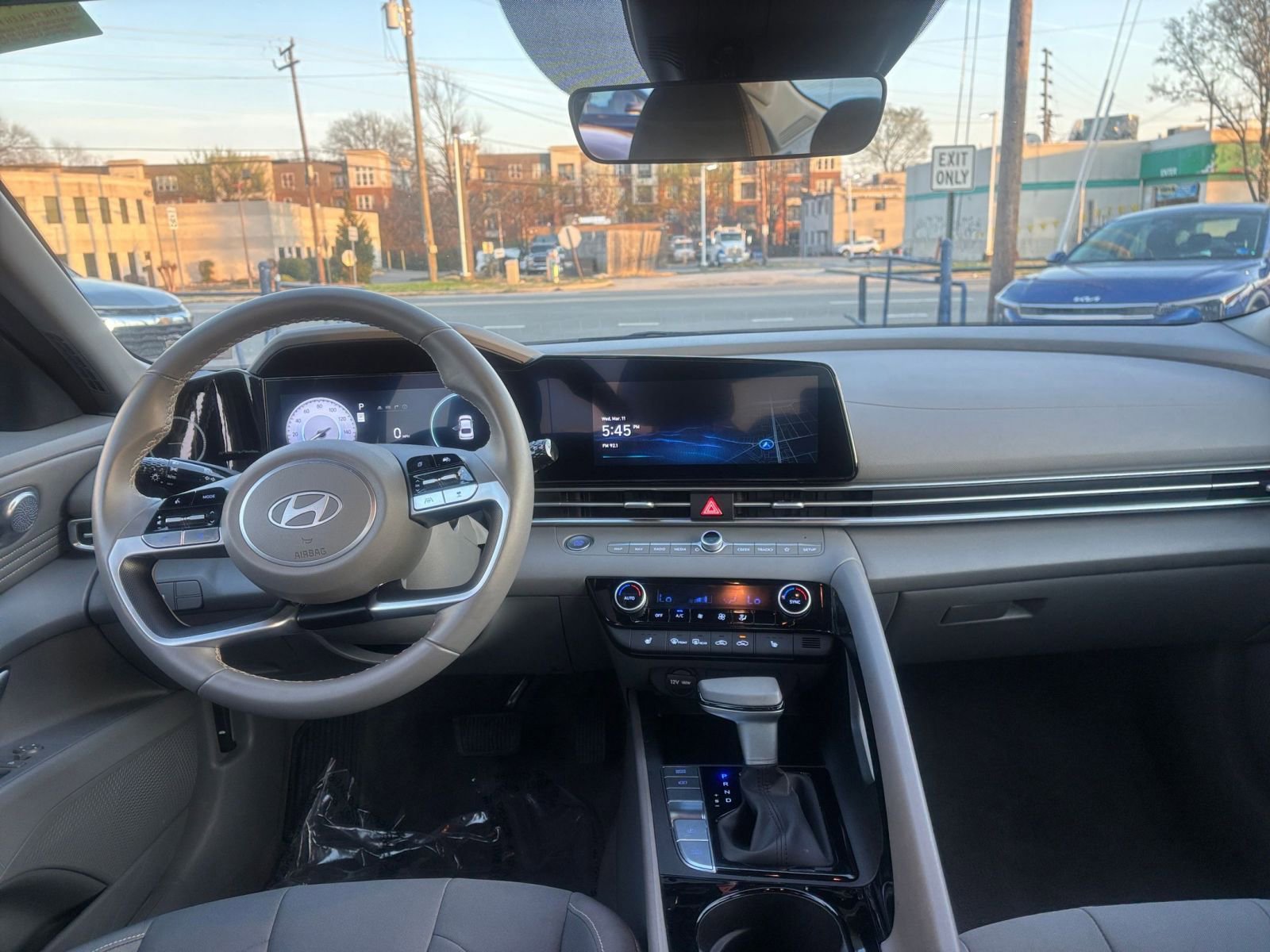 Used 2025 Hyundai Elantra SEL image 17