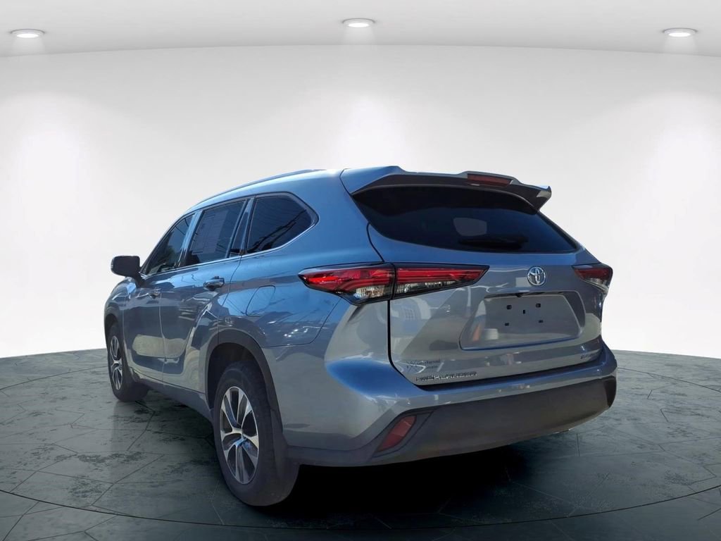 Used 2021 Toyota Highlander XLE AWD/4WD image 5