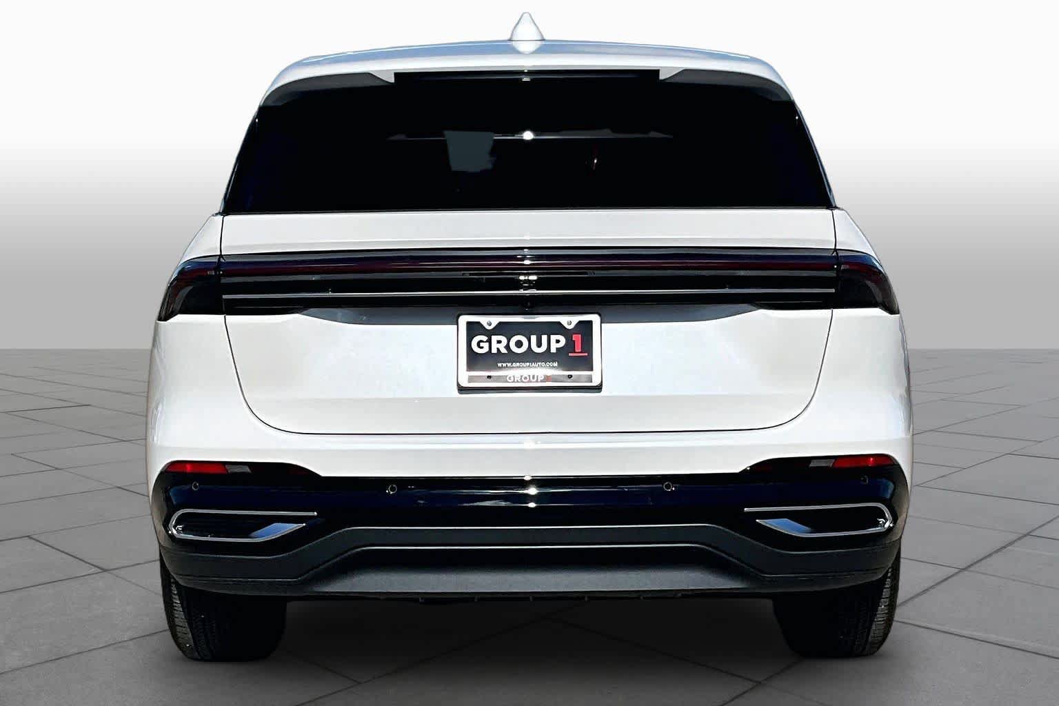 Used 2025 Lincoln Nautilus Premier AWD/4WD image 5