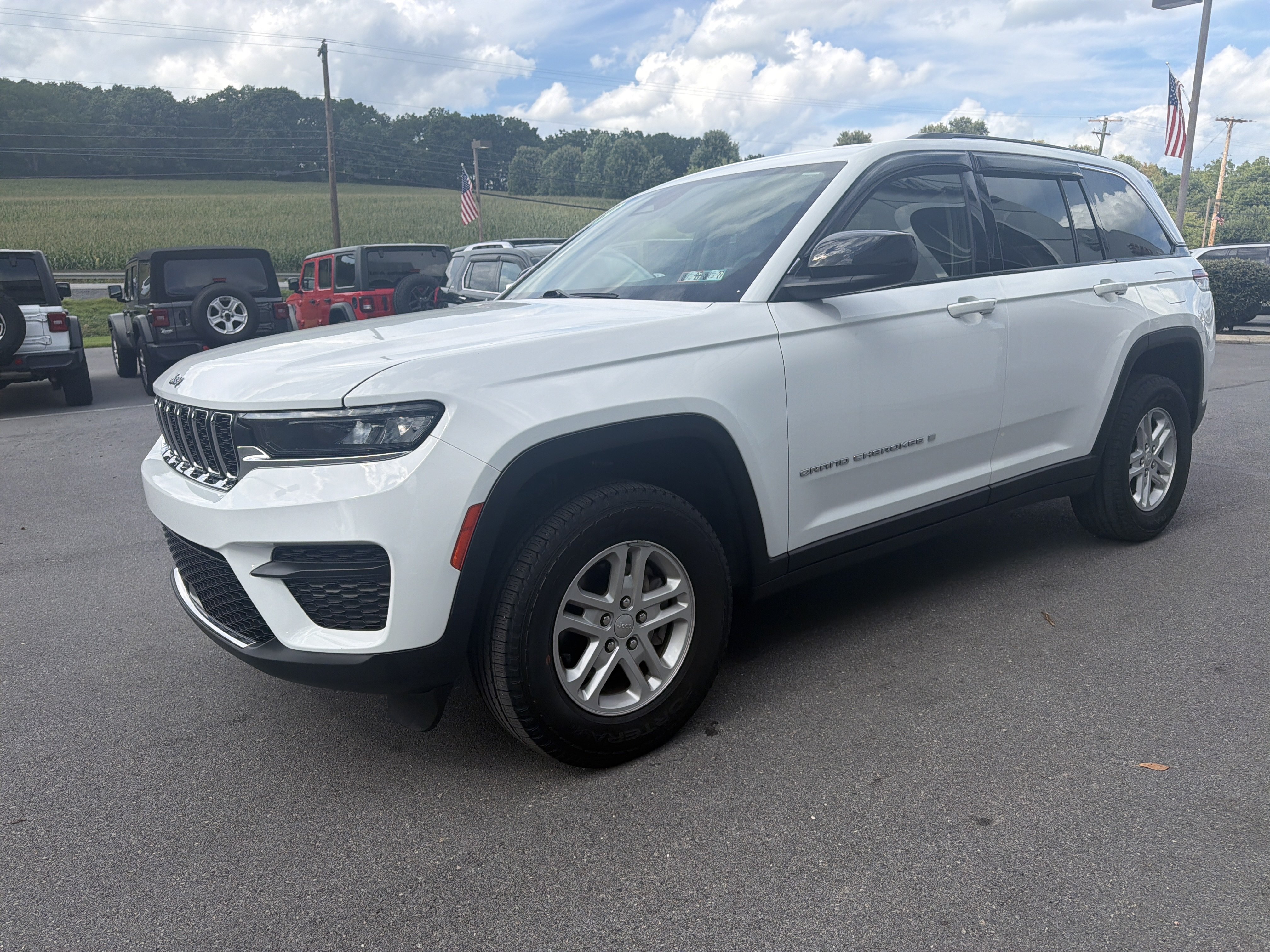 Used 2023 Jeep Grand Cherokee Laredo AWD/4WD image 8
