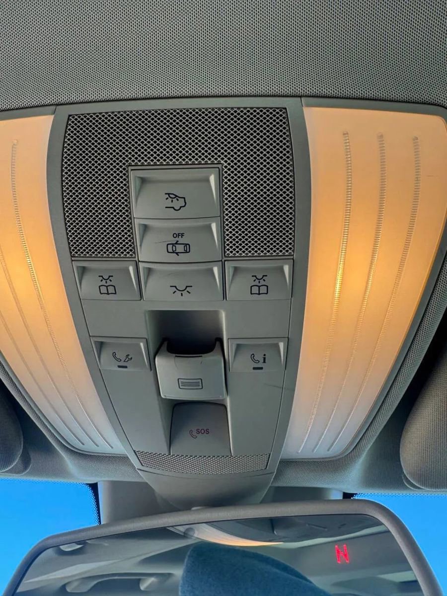 Used 2010 Mercedes-Benz E 350 4MATIC Sedan image 13