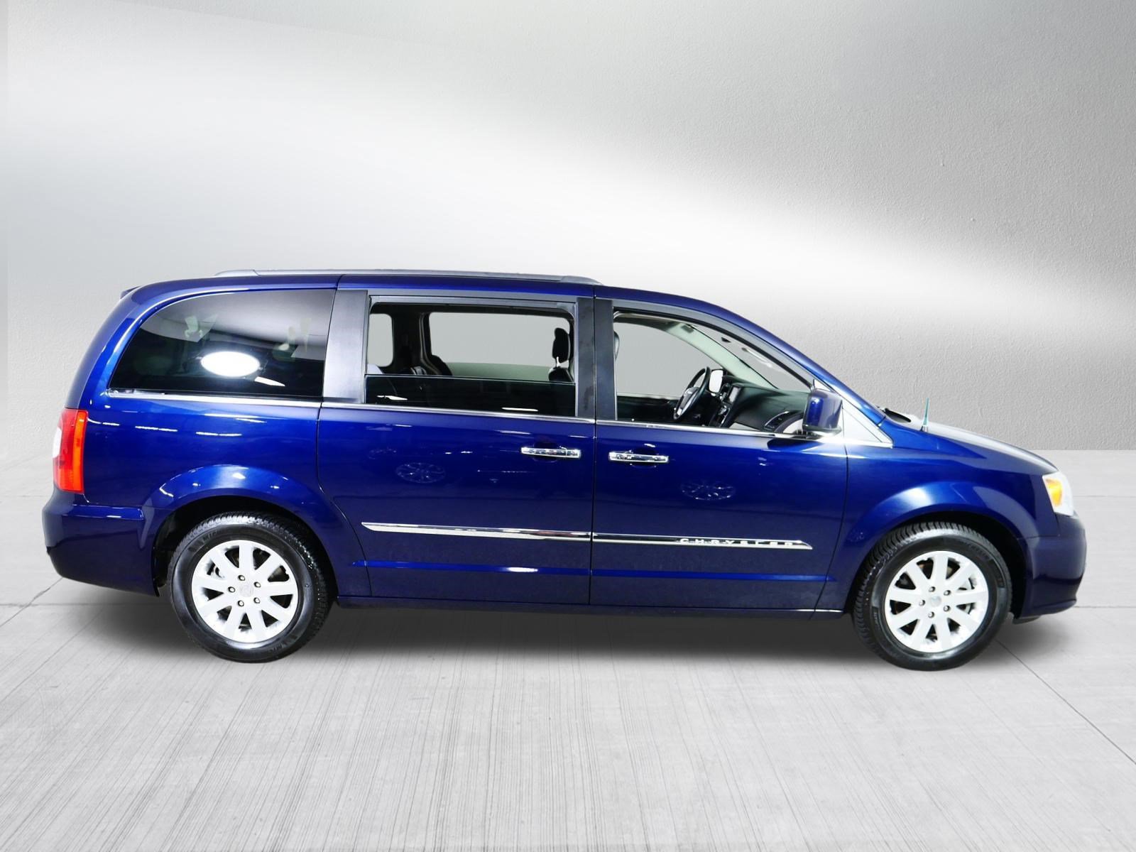 Used 2015 Chrysler Town & Country Touring w/ Driver Convenience Group FWD image 8