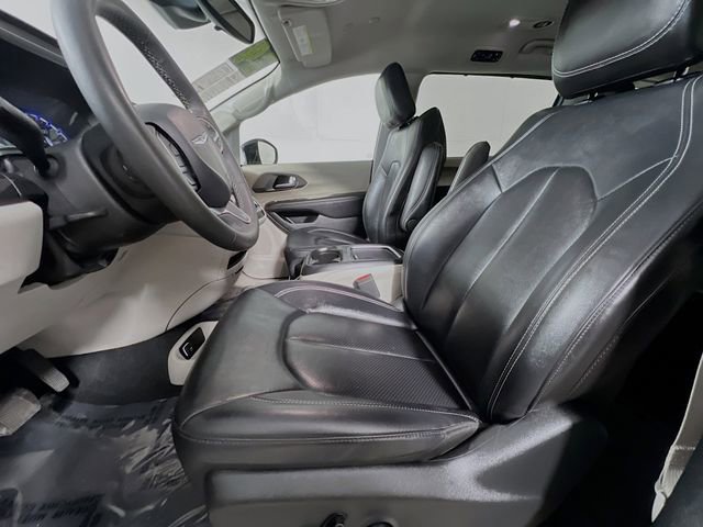 Used 2024 Chrysler Pacifica Touring-L FWD image 11