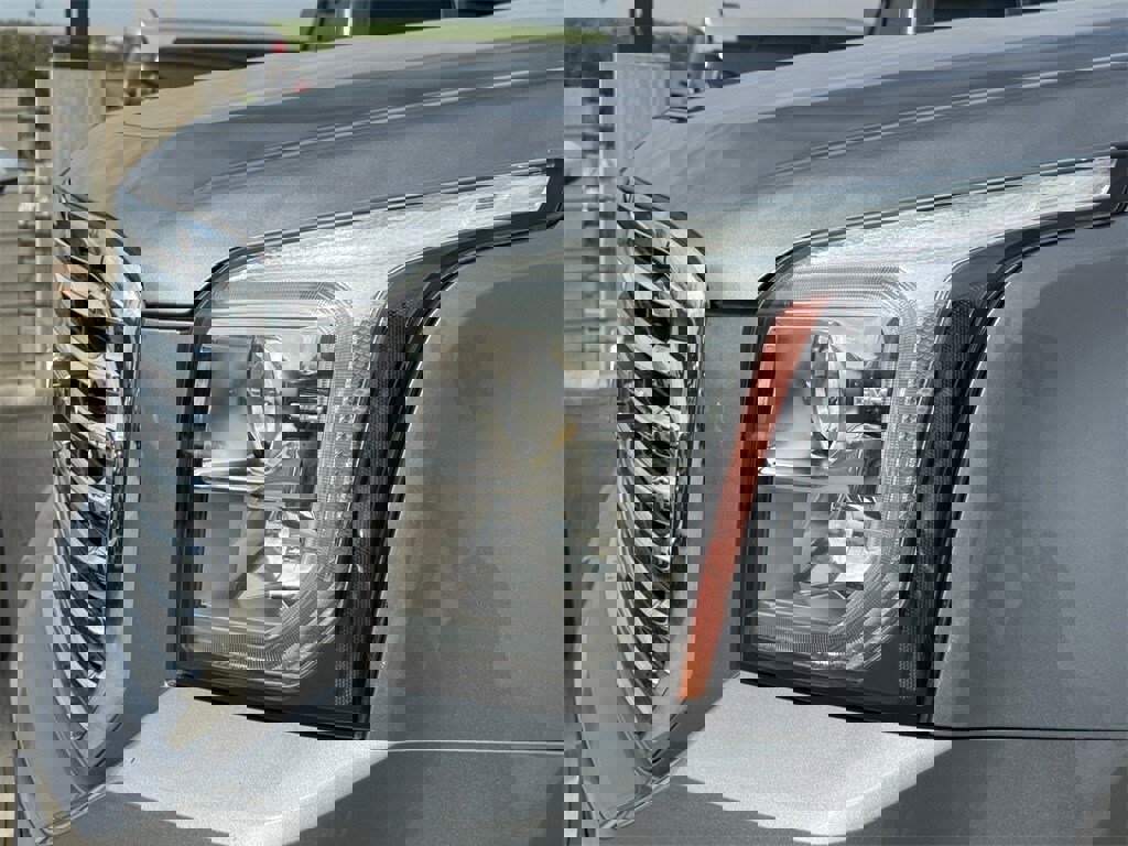 Used 2018 GMC Yukon SLE w/ SLE Value Package image 6