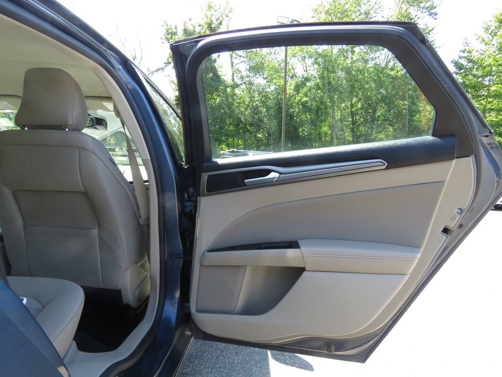 Used 2019 Ford Fusion SE FWD image 13