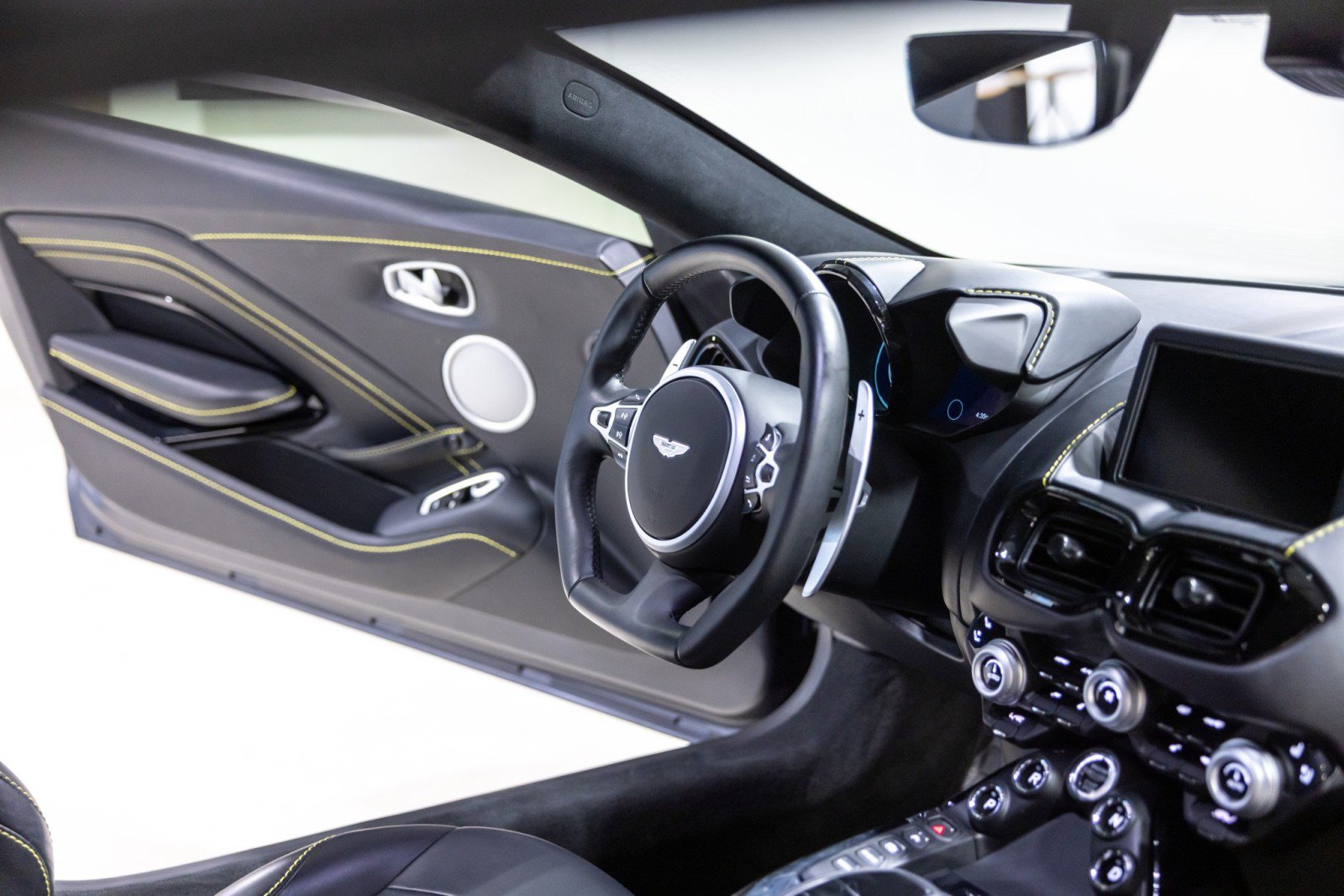 Used 2022 Aston Martin V8 Vantage Coupe RWD image 34