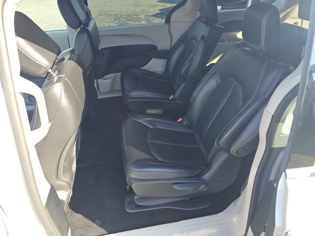 Used 2023 Chrysler Pacifica Touring-L FWD image 14