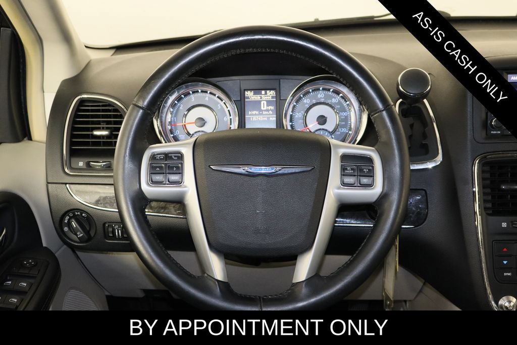 Used 2014 Chrysler Town & Country Touring FWD image 5