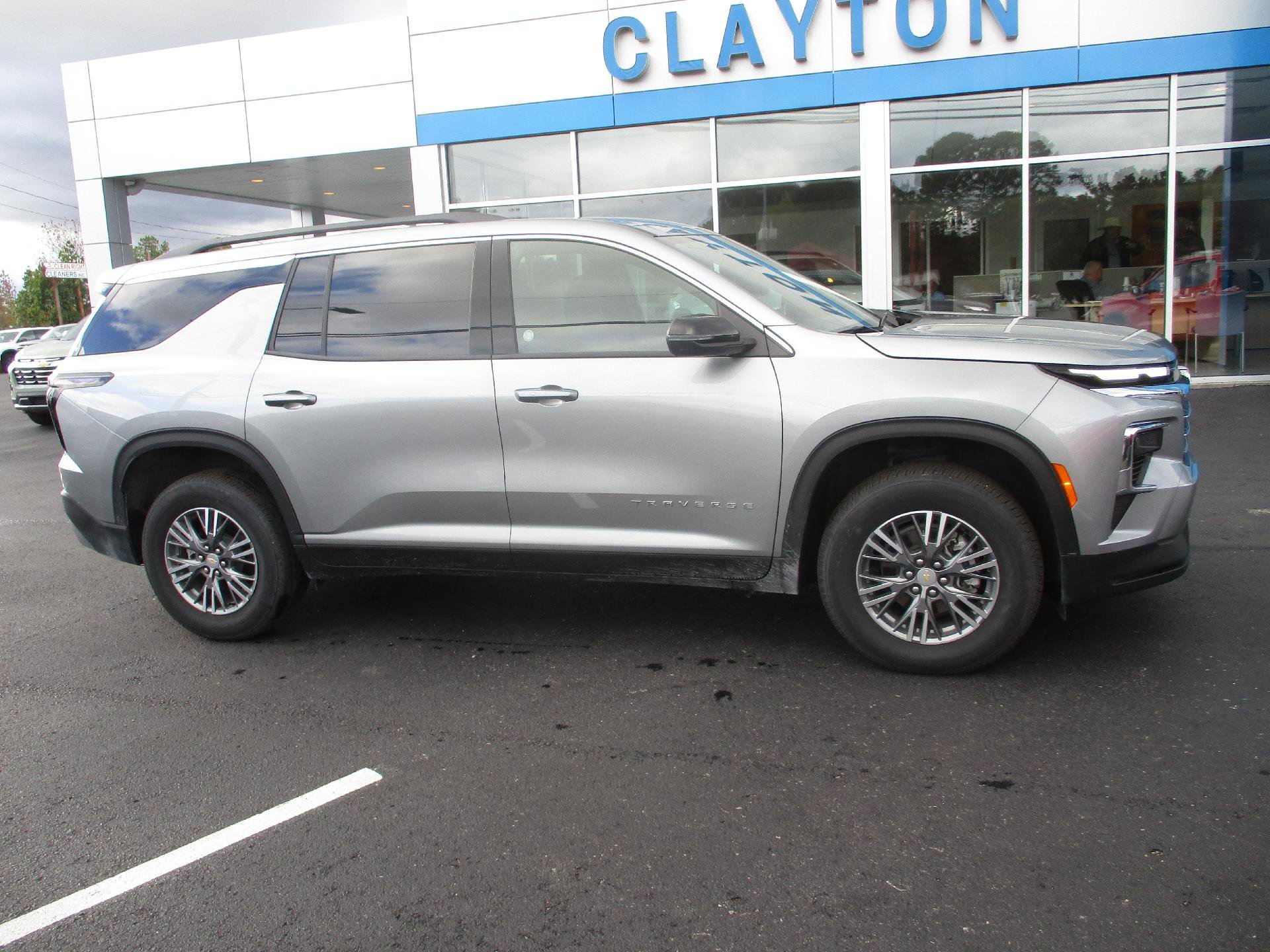 Used 2025 Chevrolet Traverse LT image 1