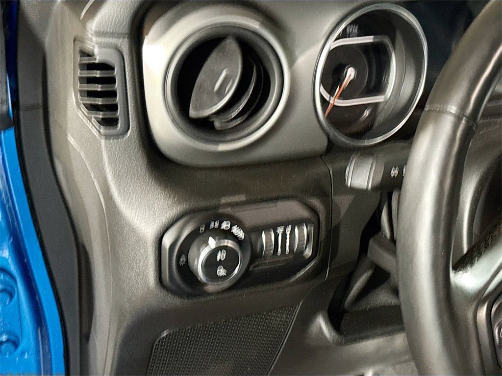 Used 2021 Jeep Gladiator Willys image 11