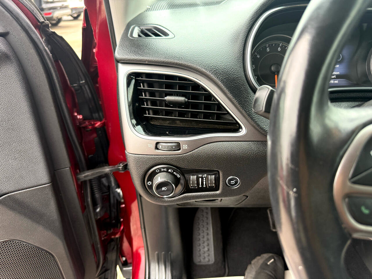 Used 2019 Jeep Cherokee Limited image 21