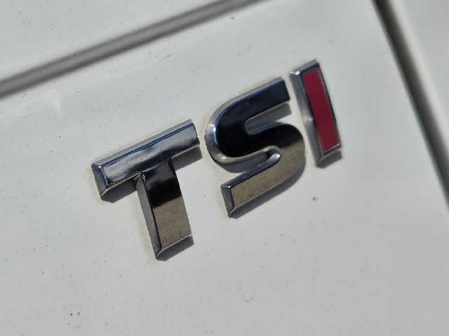 Used 2018 Volkswagen Tiguan SE FWD image 15