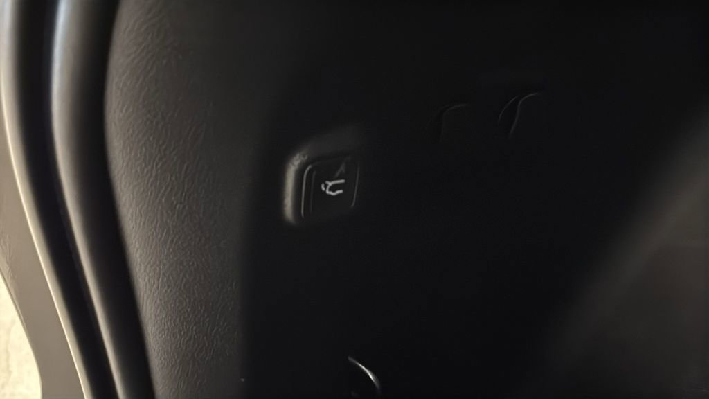 Used 2019 Jeep Cherokee Limited image 18