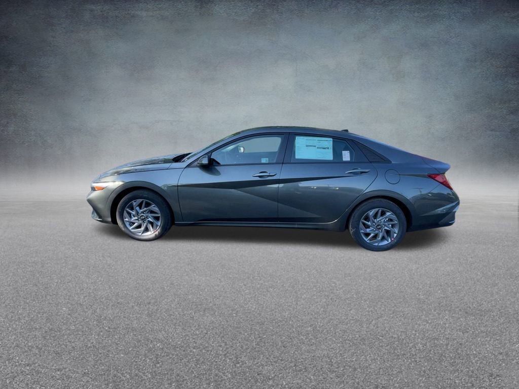 Used 2025 Hyundai Elantra Blue image 13