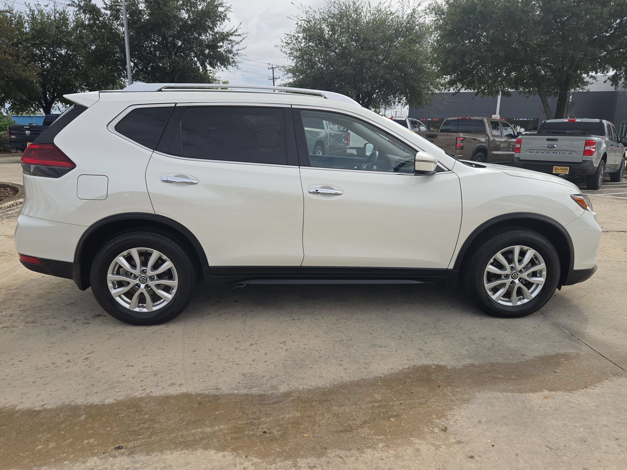 Used 2020 Nissan Rogue SV FWD image 2