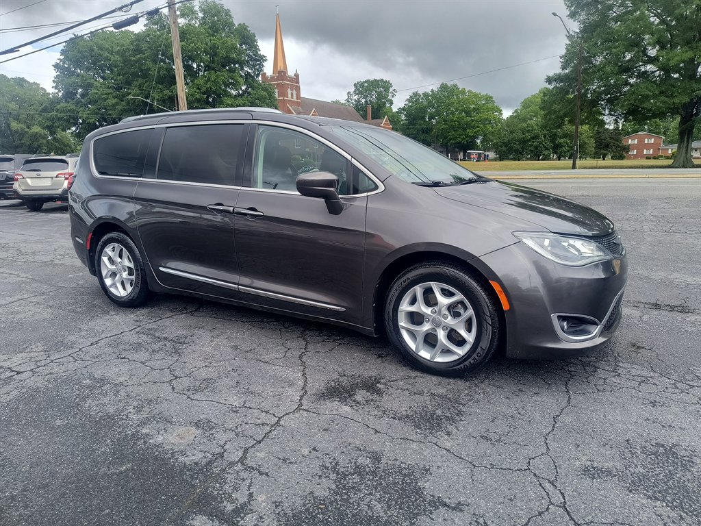 Used 2018 Chrysler Pacifica Touring-L Plus FWD image 7