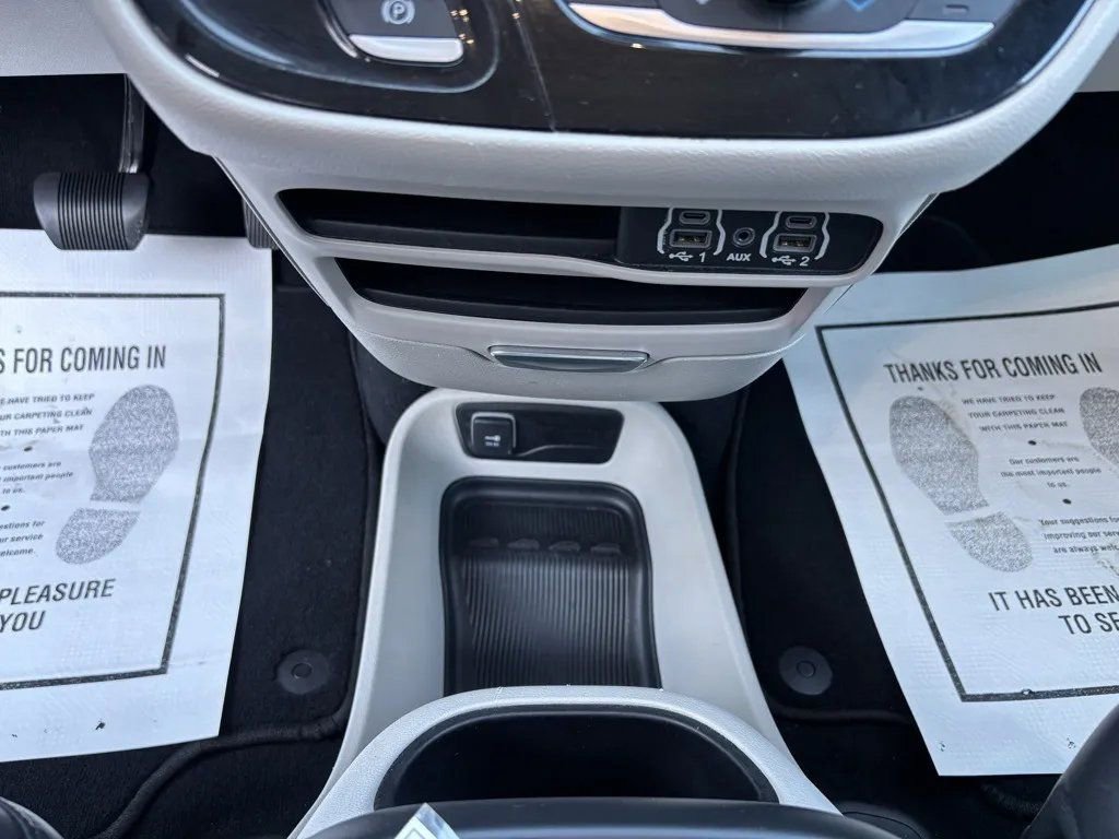 Used 2023 Chrysler Pacifica Touring-L image 14