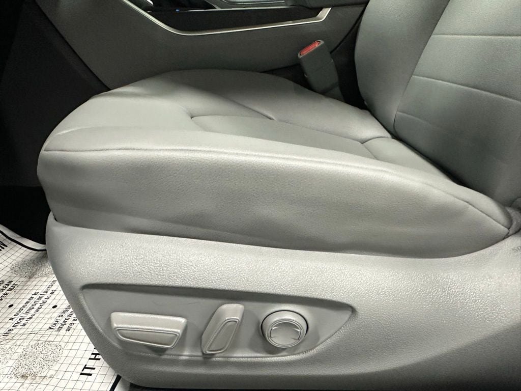 Used 2025 Toyota Highlander XLE image 12