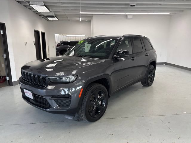 Used 2023 Jeep Grand Cherokee Altitude AWD/4WD image 3
