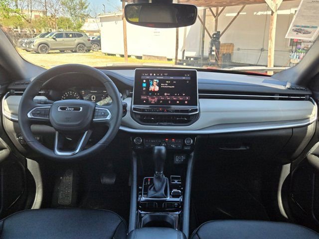 Used 2025 Jeep Compass Limited image 24