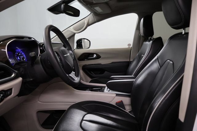 Used 2023 Chrysler Pacifica Limited FWD image 11