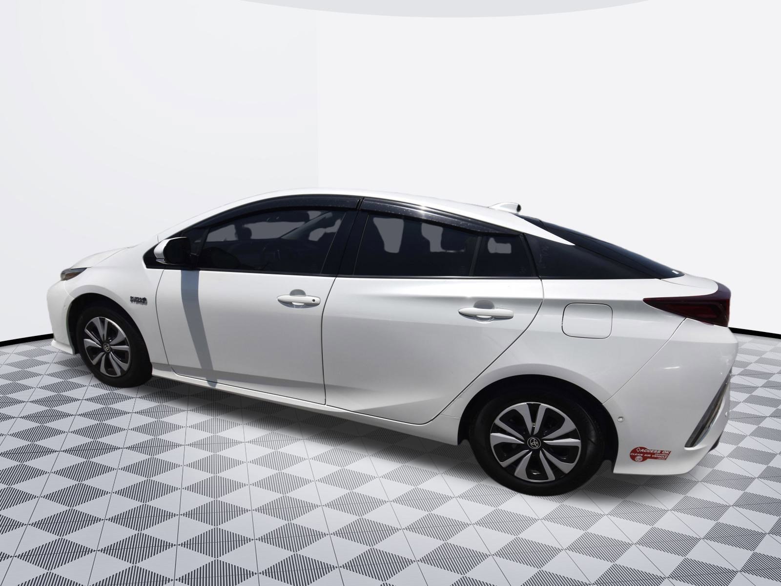 Used 2017 Toyota Prius Prime Advanced w/ Carpet Mat Package image 8