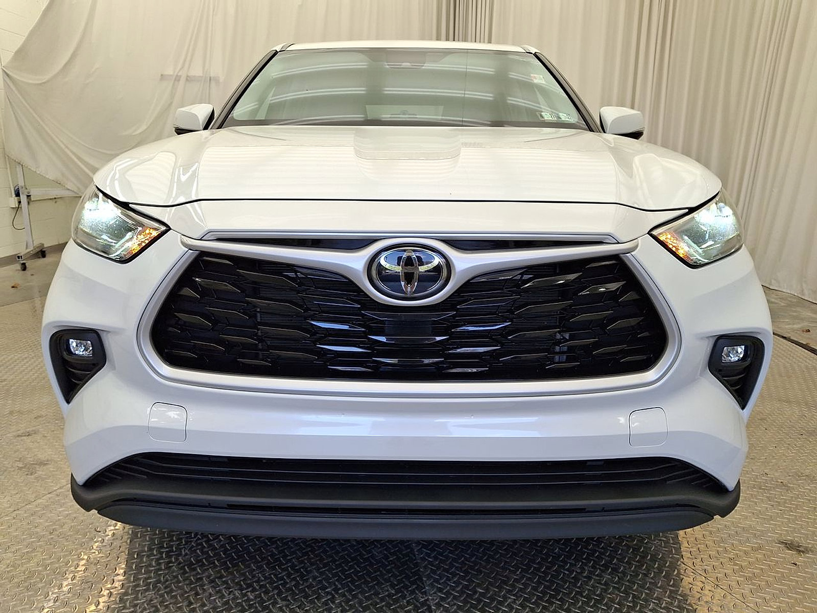 Used 2022 Toyota Highlander LE AWD/4WD image 28