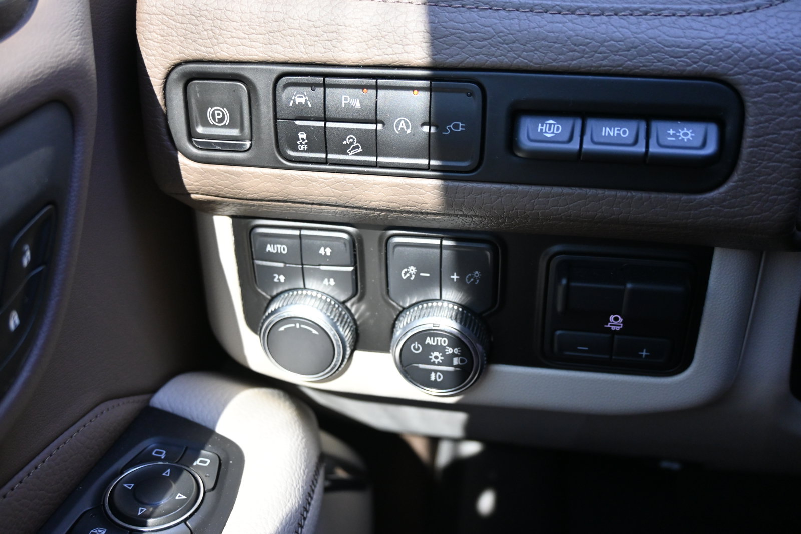 Used 2021 GMC Yukon XL Denali w/ Denali Premium Package AWD/4WD image 30