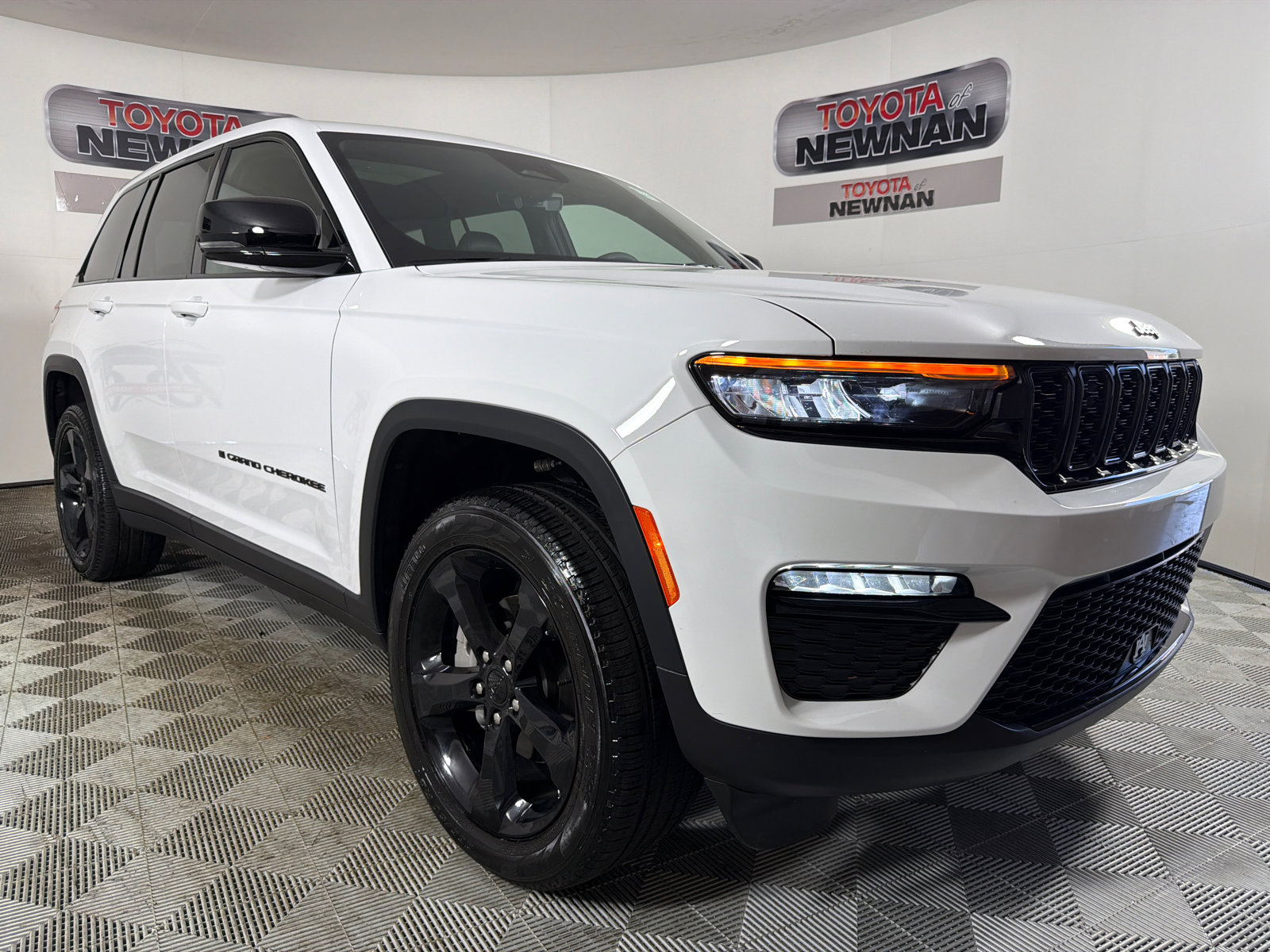 Used 2025 Jeep Grand Cherokee Limited w/ Black Appearance Package AWD/4WD video 1