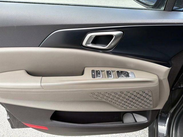 Used 2025 Kia Carnival FWD image 7