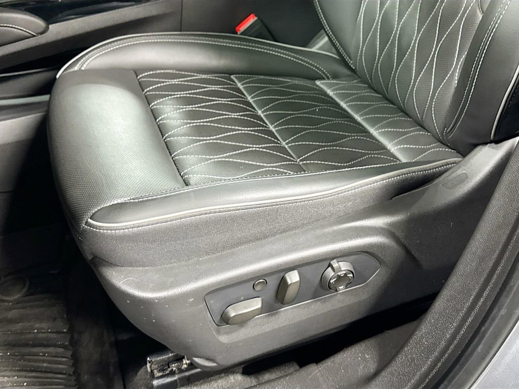 Used 2022 Buick Envision Avenir w/ Technology Package II image 18