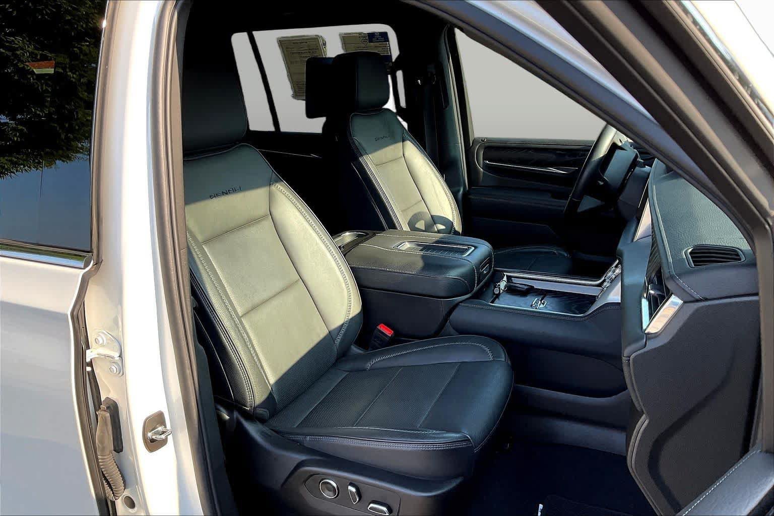 Used 2024 GMC Yukon XL Denali w/ Denali Reserve Package AWD/4WD image 9
