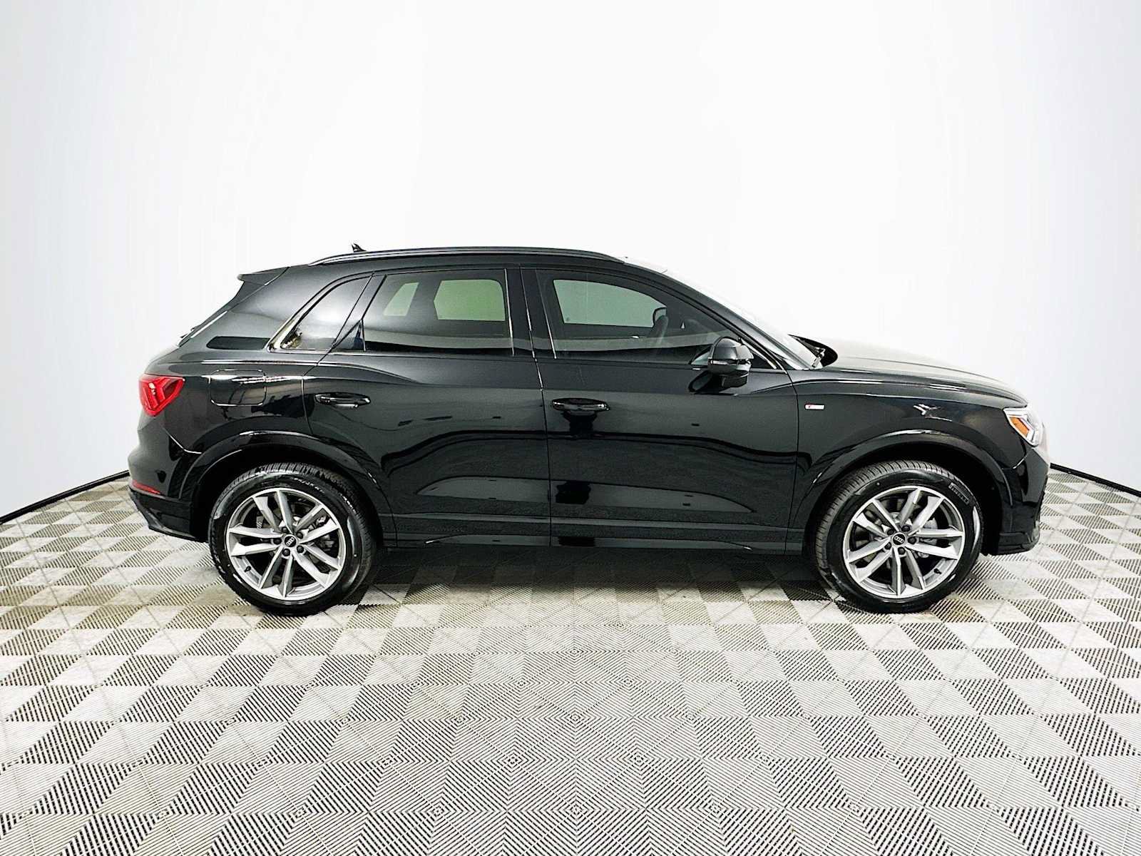 Certified 2025 Audi Q3 2.0T Premium w/ Convenience Package AWD/4WD image 8