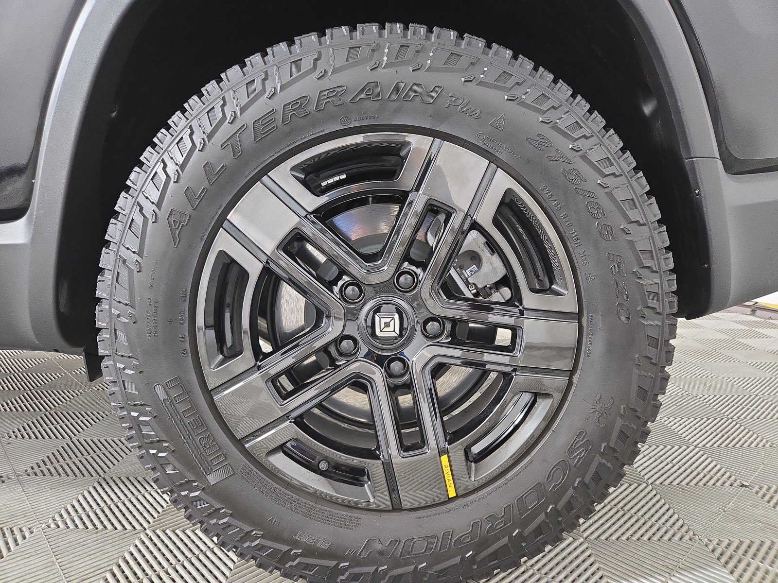 Used 2025 Rivian R1S Adventure AWD/4WD image 10