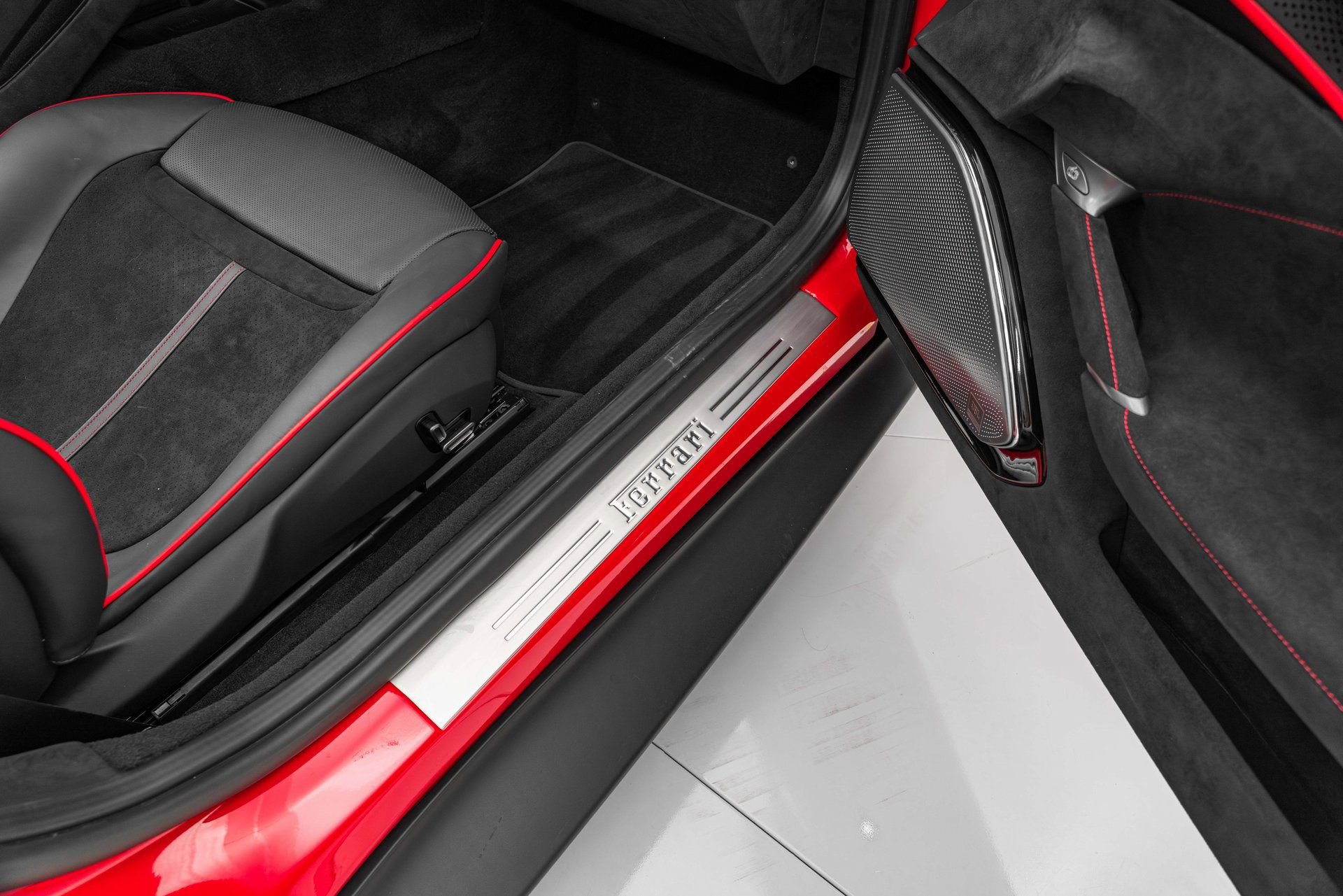 Certified 2025 Ferrari Roma Spider RWD image 34