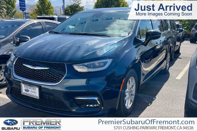 Used 2023 Chrysler Pacifica Touring-L FWD image 1