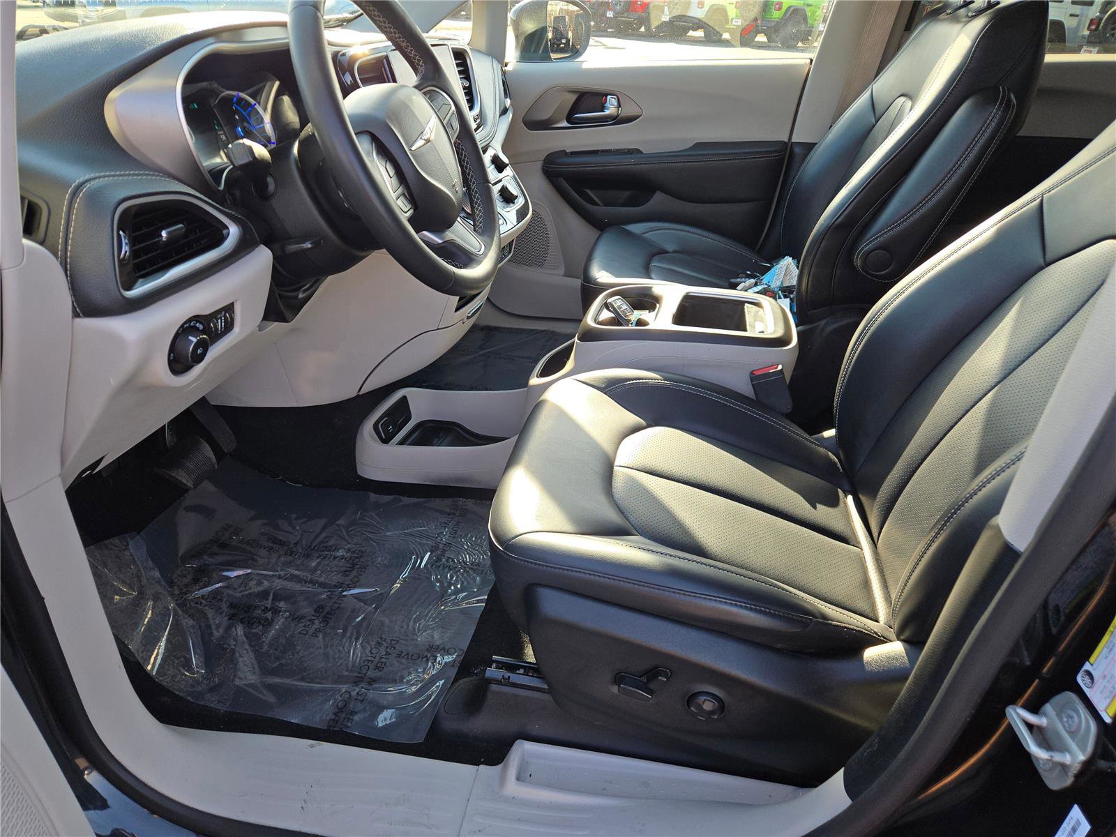 Used 2023 Chrysler Pacifica Touring-L image 23