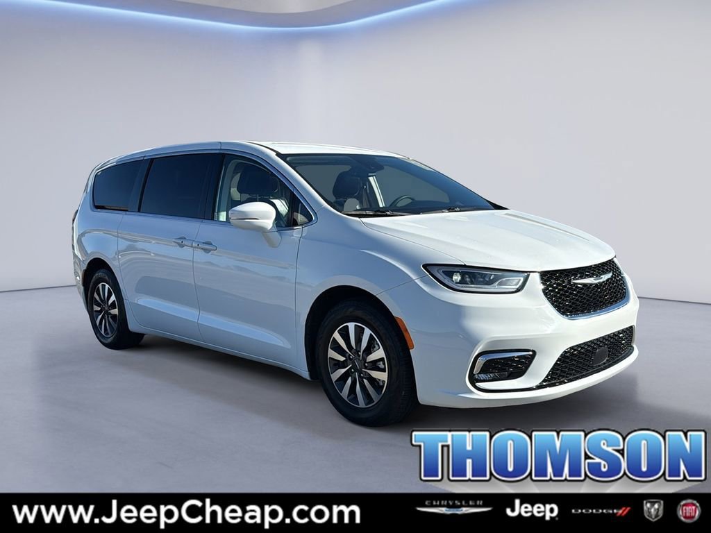 Used 2022 Chrysler Pacifica Touring-L image 1